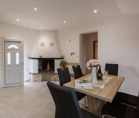 Leona Holiday home