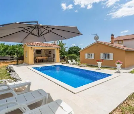 Leona Holiday home